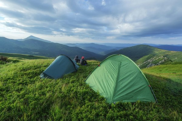 Comment choisir une tente pour un camping en région de falaises en été?